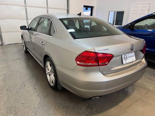 2014 Volkswagen Passat 1.8T Auto SE w/Sunroof & Nav