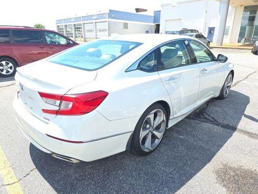 Platinum White Pearl 2018 Honda Accord Touring