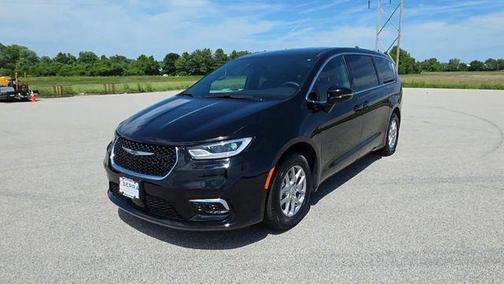 Diamond Black Crystal Pearlcoat 2025 Chrysler Pacifica L