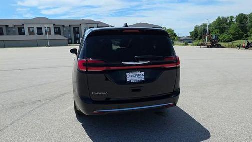 Diamond Black Crystal Pearlcoat 2025 Chrysler Pacifica L