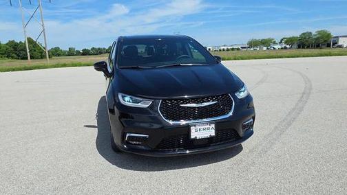 Diamond Black Crystal Pearlcoat 2025 Chrysler Pacifica L