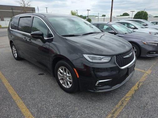 Diamond Black Crystal Pearlcoat 2025 Chrysler Pacifica L