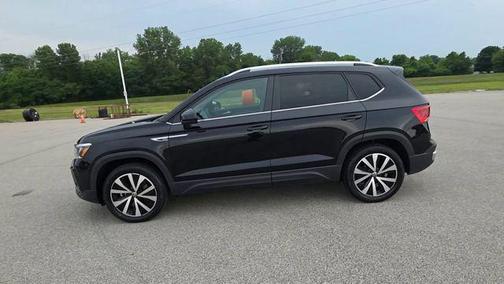 Deep Black Pearl 2022 Volkswagen Taos 1.5T SE