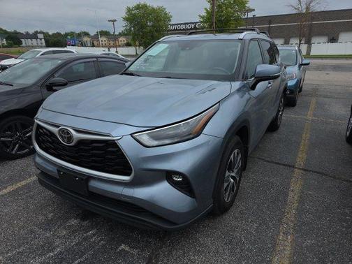 Moon Dust 2022 Toyota Highlander XLE