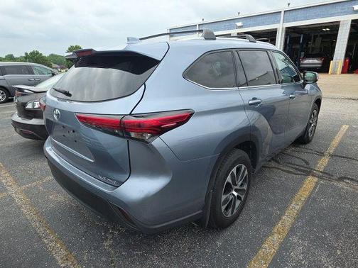 Moon Dust 2022 Toyota Highlander XLE