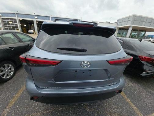 Moon Dust 2022 Toyota Highlander XLE
