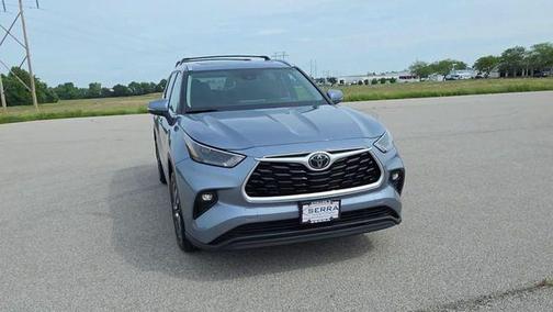 Moon Dust 2022 Toyota Highlander XLE