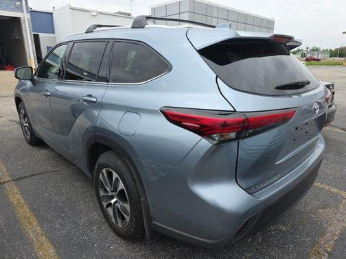 Moon Dust 2022 Toyota Highlander XLE