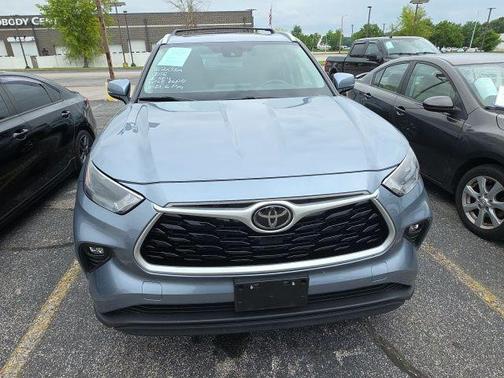 Moon Dust 2022 Toyota Highlander XLE