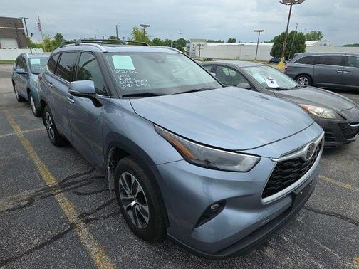 Moon Dust 2022 Toyota Highlander XLE