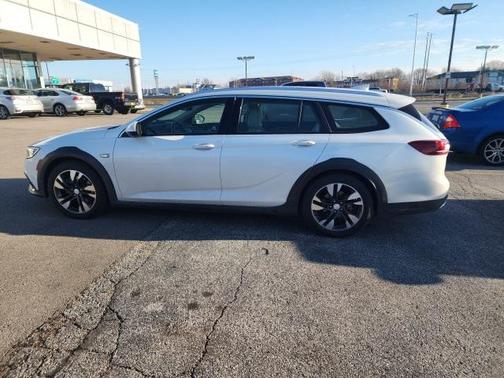 2018 Buick Regal TourX Essence