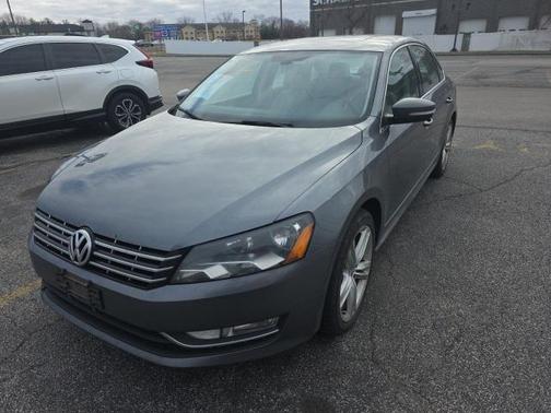 2013 Volkswagen Passat 2.0 TDI SE w/ Sunroof