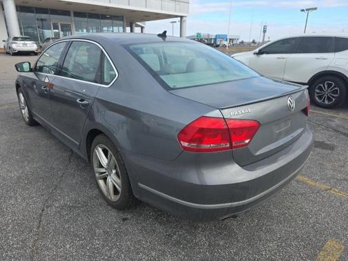 2013 Volkswagen Passat 2.0 TDI SE w/ Sunroof