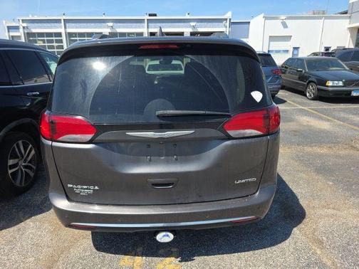Granite Crystal Metallic Clearcoat 2018 Chrysler Pacifica Limited