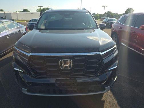 Crystal Black Pearl 2025 Honda Pilot Touring 8-Passenger