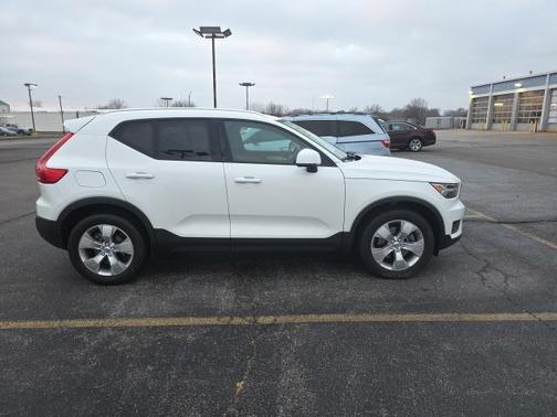 2020 Volvo XC40 T5 Momentum