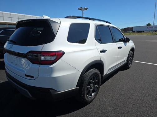 Platinum White Pearl 2025 Honda Pilot TrailSport