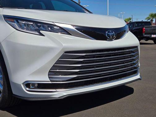 Pearl 2026 Toyota Sienna Limited