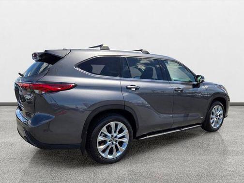 Magnetic Gray Metallic 2023 Toyota Highlander Hybrid Limited