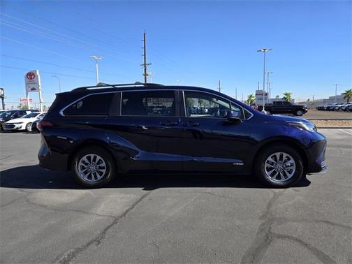 2021 Toyota Sienna LE