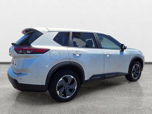 Champagne Silver Metallic/Super Black 2024 Nissan Rogue SV