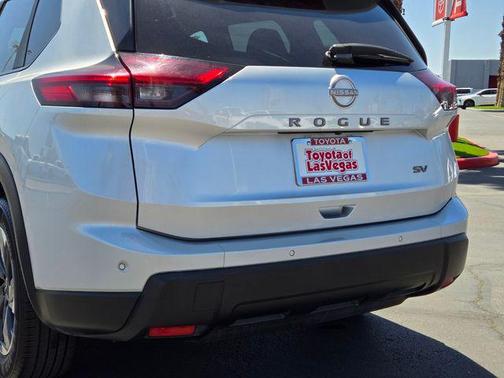 Champagne Silver Metallic/Super Black 2024 Nissan Rogue SV