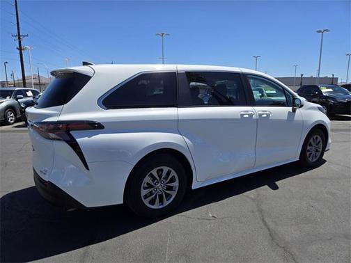 2023 Toyota Sienna LE