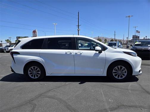 2023 Toyota Sienna LE