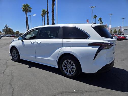 2023 Toyota Sienna LE