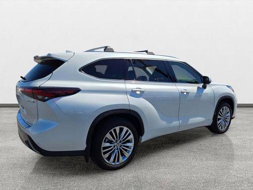 Wind Chill Pearl 2024 Toyota Highlander Hybrid Platinum