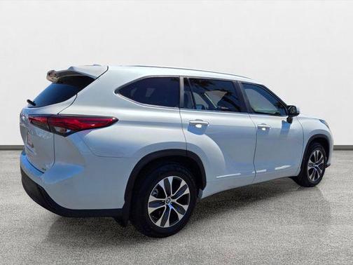 Wind Chill Pearl 2023 Toyota Highlander XLE