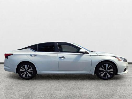 Pearl White Tricoat 2022 Nissan Altima 2.5 SV