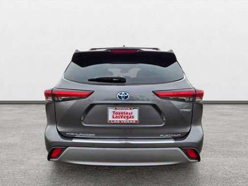 Magnetic Gray Metallic 2023 Toyota Highlander Hybrid Platinum