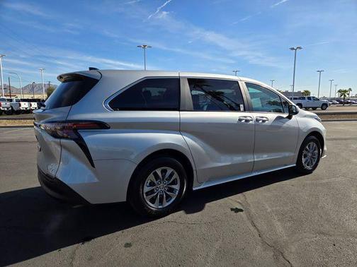 2025 Toyota Sienna XLE