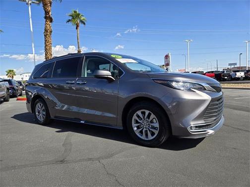 2022 Toyota Sienna XLE 8 Passenger