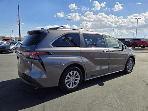 2022 Toyota Sienna XLE 8 Passenger
