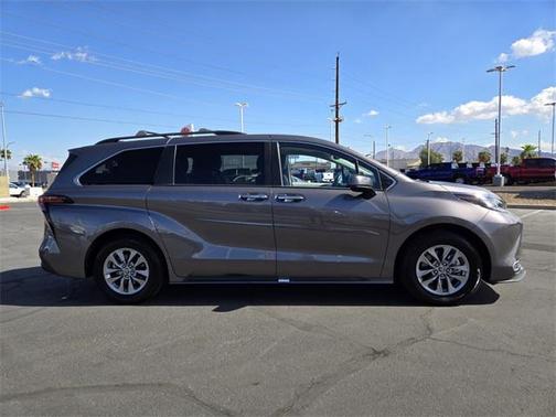 2022 Toyota Sienna XLE 8 Passenger