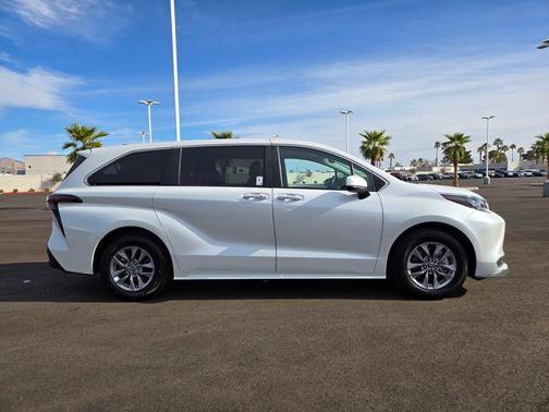 2025 Toyota Sienna XLE