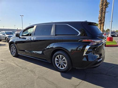 2023 Toyota Sienna LE