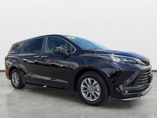 Midnight Black Metallic 2025 Toyota Sienna XLE