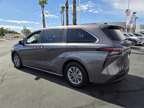 2023 Toyota Sienna LE