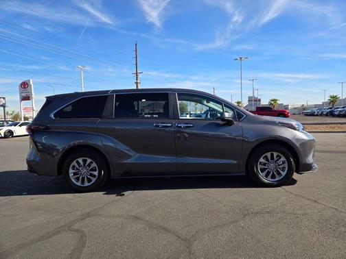 2025 Toyota Sienna XLE