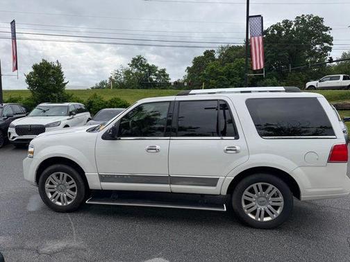 White Platinum Clearcoat Metallic 2014 Lincoln Navigator Base