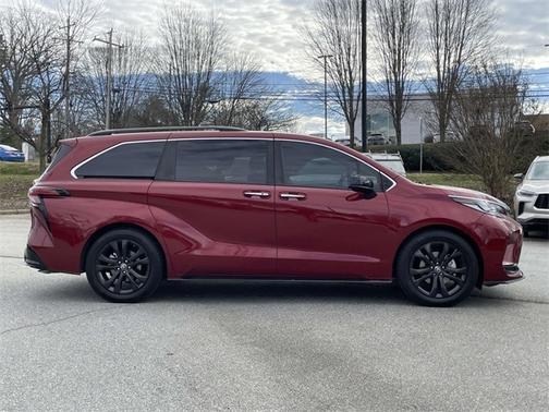 2022 Toyota Sienna XSE 7 PASSENGER