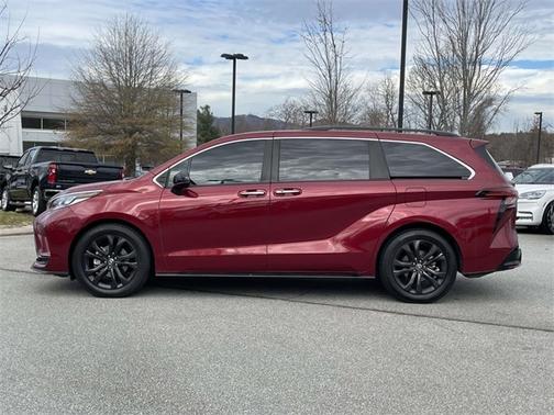 2022 Toyota Sienna XSE 7 PASSENGER