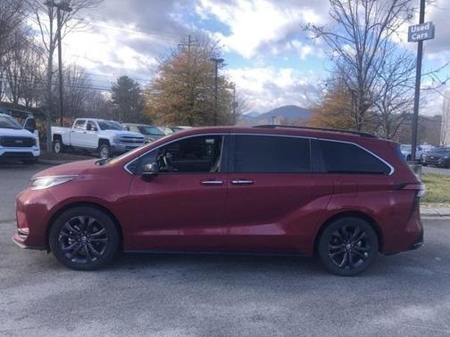 2022 Toyota Sienna XSE 7 PASSENGER