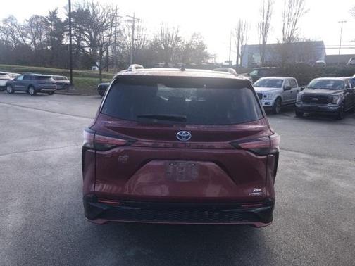 2022 Toyota Sienna XSE 7 PASSENGER