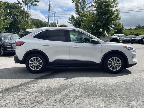 White Metallic 2022 Ford Escape SE