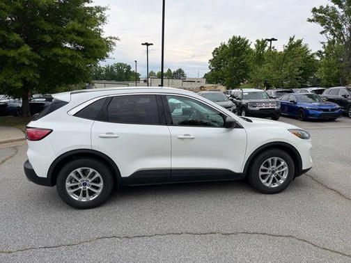 White Metallic 2022 Ford Escape SE
