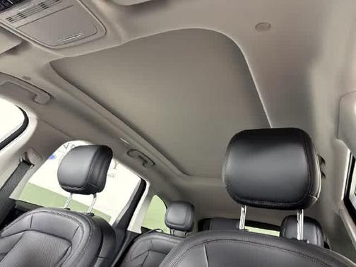 White Platinum Metallic Tri-Coat 2026 Lincoln Nautilus Premiere